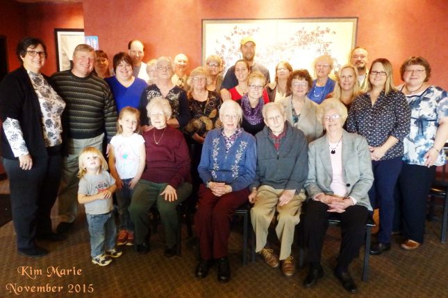 A large group of people for a group photo in a restaurant.